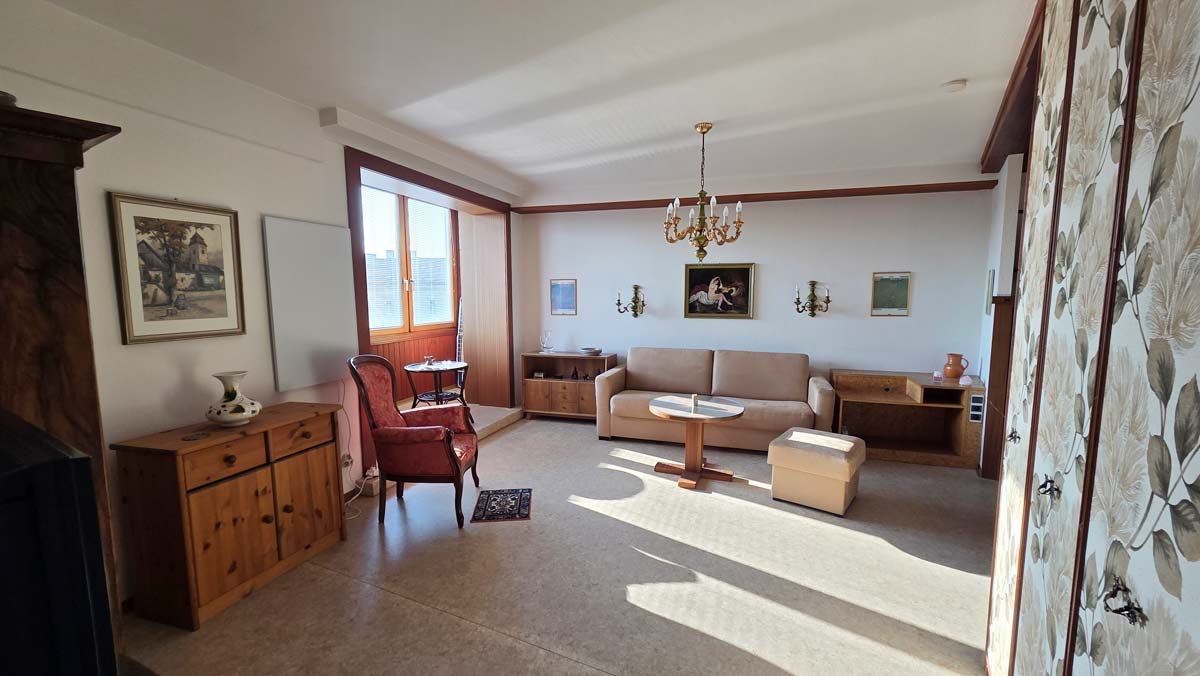 Wohnloft mit massgefertigter Kastenwand